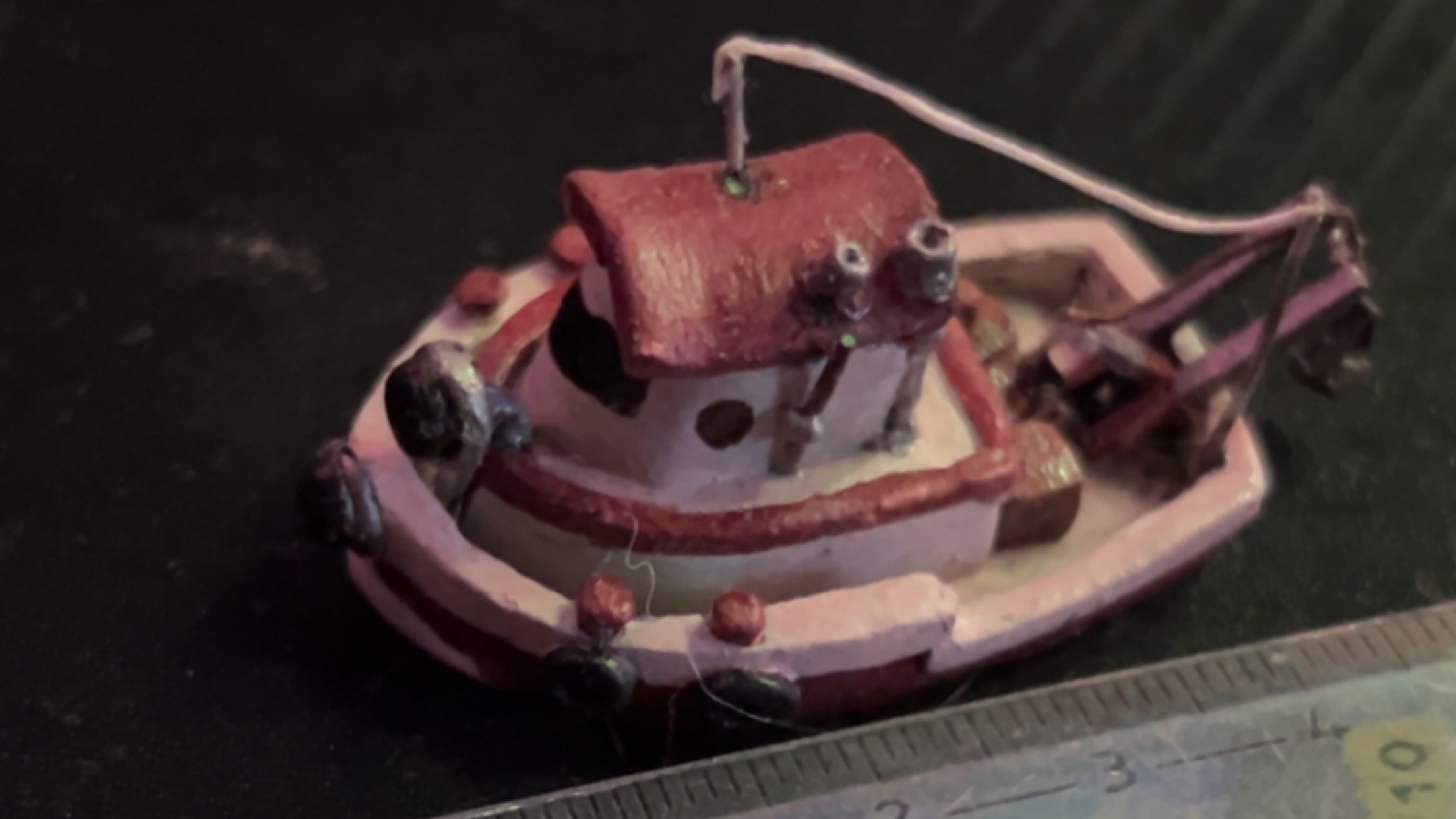 Une photo d'une figurine miniature que l'auteur a conçu